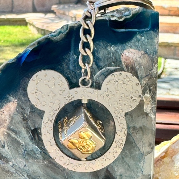 Mickey Head w/Spinning Cube of Mickey, Minnie, Donald, Goofy, and Disney Parks - Picture 9 of 10